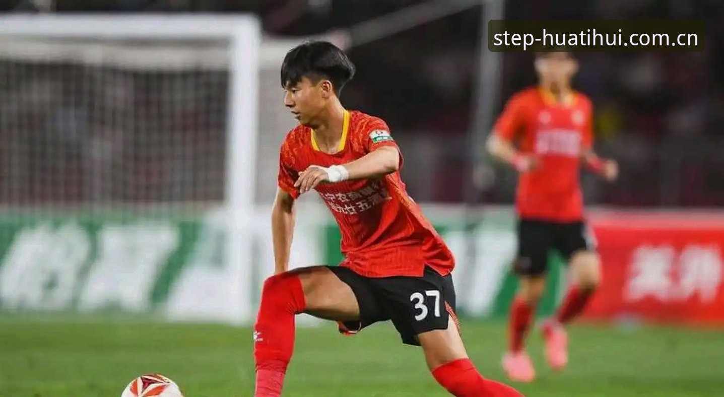 华体会伴每一次行进评测 一场闭门热身赛,日本成年国家队2-1赢了自家U19梯队。赛果不稀奇,稀奇的是赢球者的态度——主帅森保一没有半点“指导完年轻球员”的轻松,反而带着参加完一堂高强度训练课的专注,把每个细节掰开揉碎讲了一遍。这不像赛后采访,更像一份写给对手的战术剖析书。